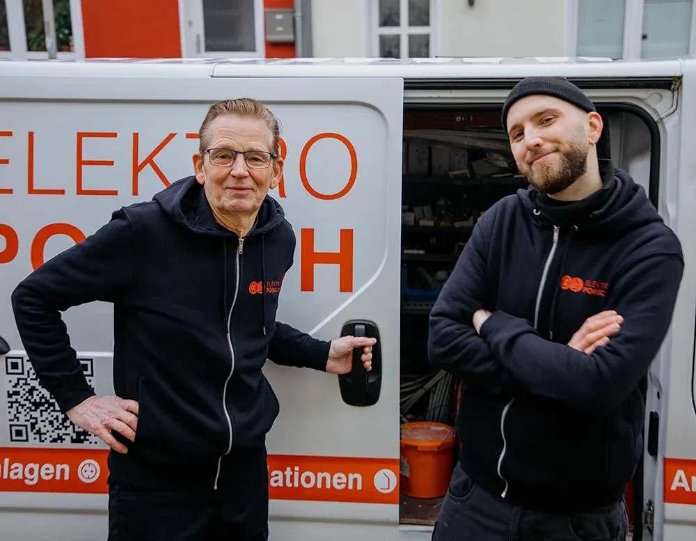 Eckard und Andres Porsch vor dem weißen Firmenwagen in Bremen-Findorff