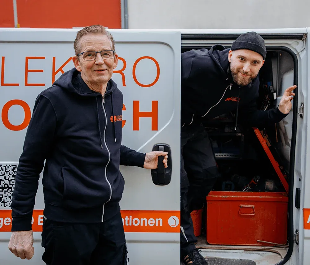 Eckard und Andres Porsch am Firmenwagen mit dem roten Logo