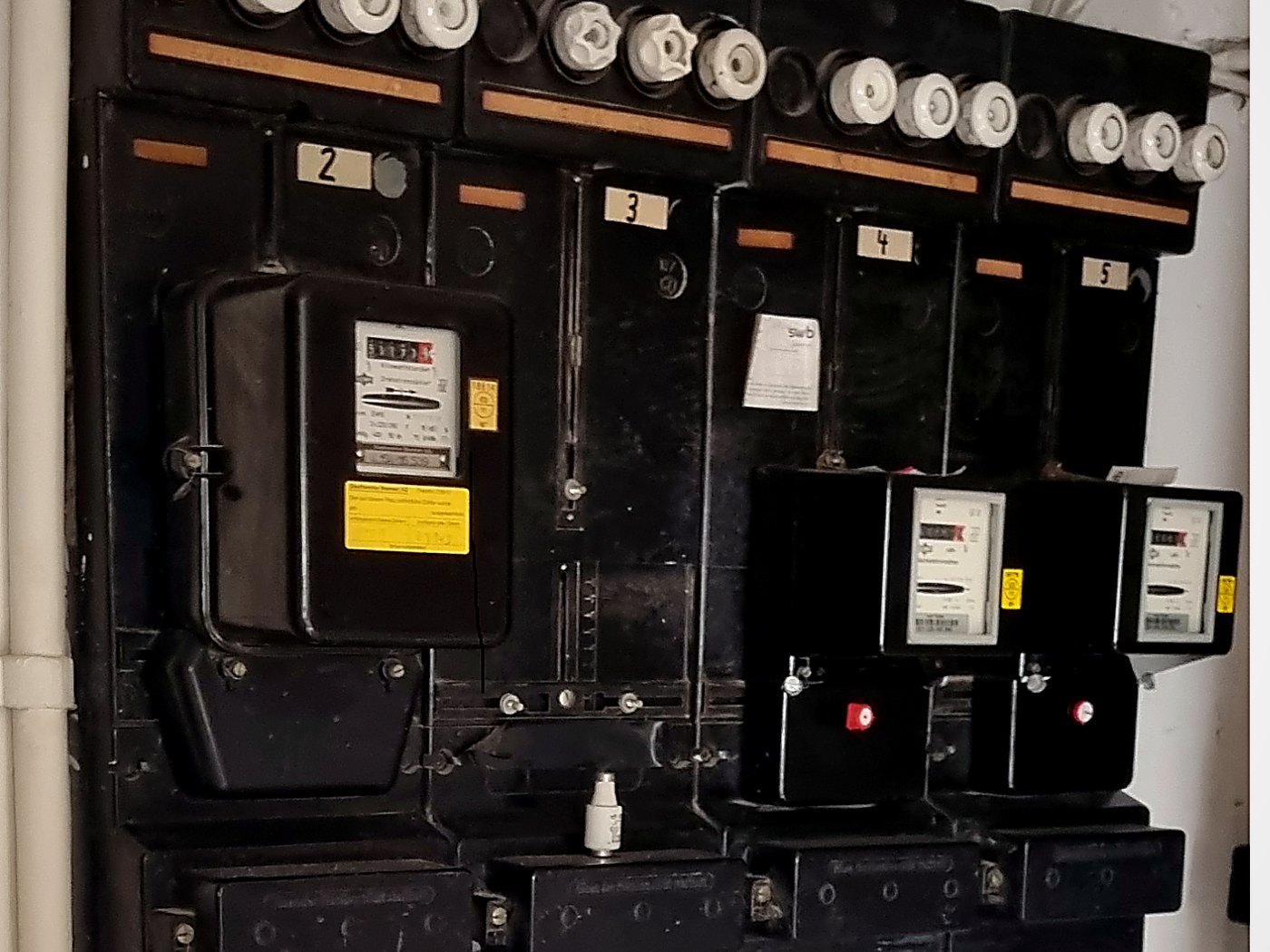 Alte Zählertafel mit Drehsicherungen